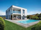 Kabinenaufzug QuattroPorte an einem modernen Einfamilienhaus mit Pool, Außenansicht