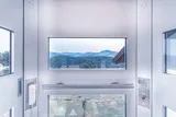 Blick aus der QuattroPorte-Kabine durch die Fensterfront auf die Hügellandschaft