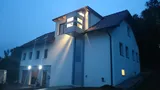 QuattroPorte-Aufzugsschacht an der Hausfassade bei Abendlicht