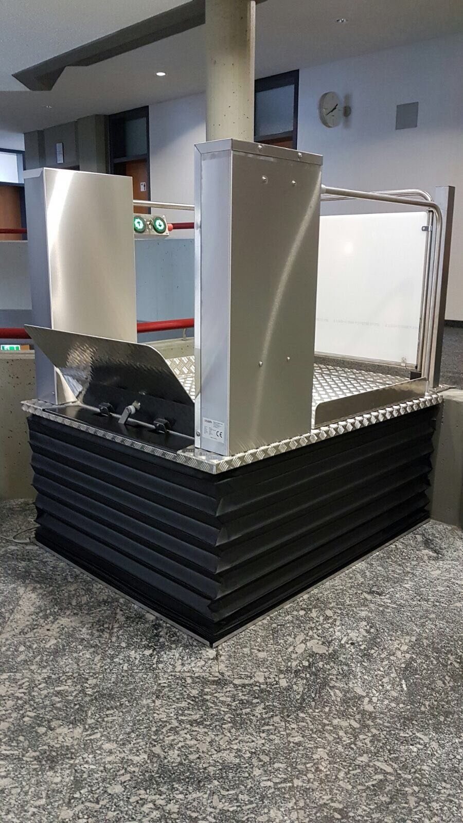 Rollstuhllift MB 1100/1400/1700 – Über-Eck-Lift, Ansicht 1